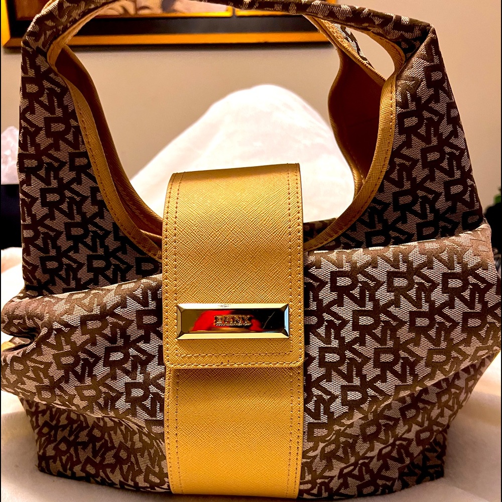 DKNY purse is in very good condition